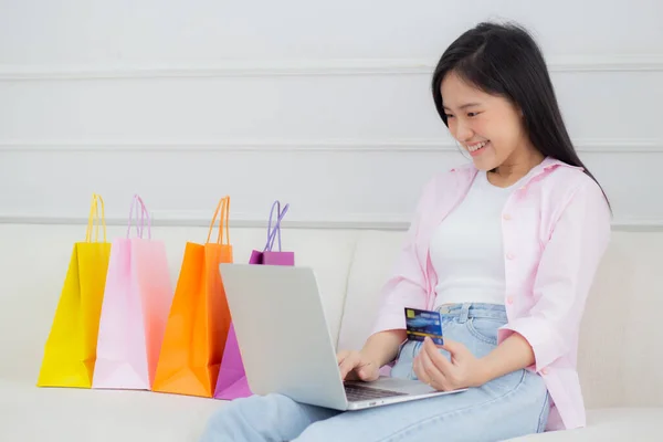 Молодая Азиатская Женщина Сидит Диване Помощью Ноутбука Компьютер Покупки Онлайн — стоковое фото