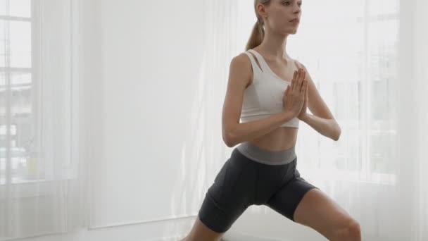 Красивая Молодая Женщина Практикует Тренировки Растяжения Приседания Мышц Ног Рук — стоковое видео