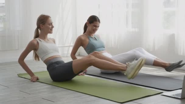 Deux Jeunes Femmes Pratiquant Exercice Yoga Sur Tapis Tout Regardant — Video