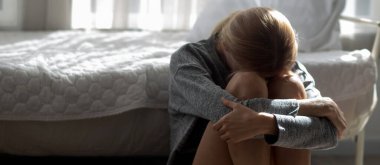 Kafkasyalı genç kadın depresyonda ve evde zihinsel sorunları var, duygu ve olumsuzluk, kadın yalnızlığı ve endişe hayal kırıklığı, ifade ve umutsuzluk, yaşam tarzı konsepti.