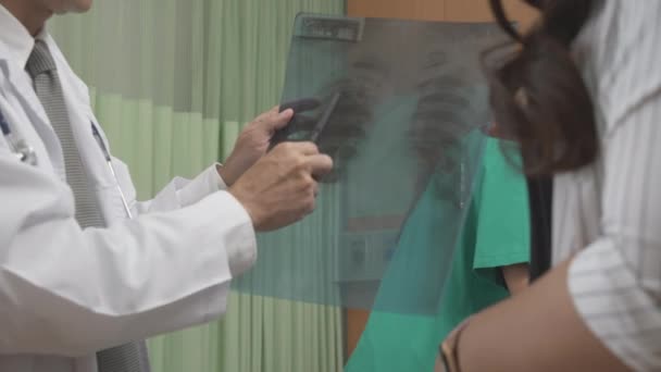 Doctor Talking Explaining Family Patient Ray Film Disease Hospital Diagnostic — Vídeo de stock