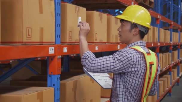 Young Man Applying Shipping Label Packaging Package Check Document Clipboard — Vídeo de Stock