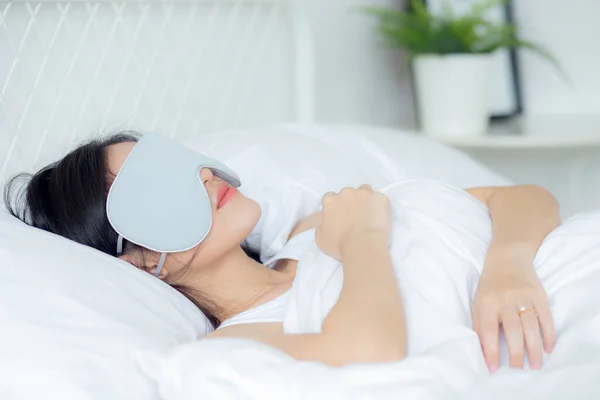Belle Jeune Femme Asiatique Portant Couvercle Oeil Dormir Sur Lit — Photo