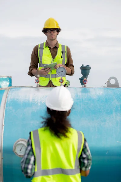 Young Woman Man Engineer Examining Pipeline Talking Factory Mechanic Technician — Foto Stock