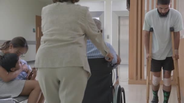 Lekarze Pielęgniarki Oraz Pacjenci Chodzący Korytarzem Szpitalu Recepcji Korytarzu Pochodzenie — Wideo stockowe