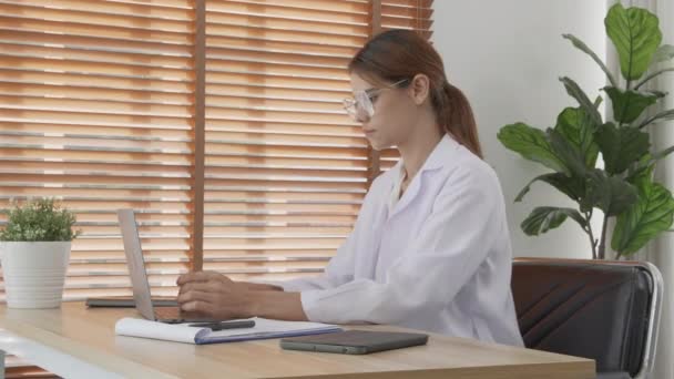 의사가 클립보드에서 서류를 클리닉에서 노트북 컴퓨터를 사용하고 있습니다 병원에서 노트북을 — 비디오