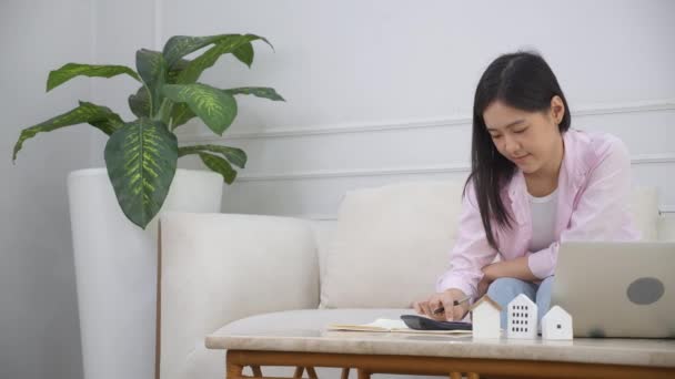 Young Asian Woman Sitting Planning Calculate Expense Mortgage Calculator Home — Stockvideo
