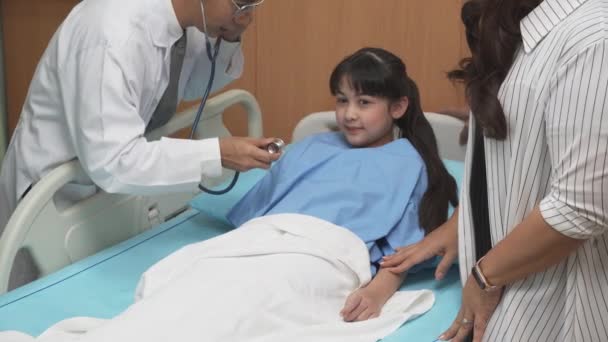 Hastanede Veya Klinikte Çocukların Kalp Atışlarını Nefeslerini Dinleyen Steteskop Kullanan — Stok video
