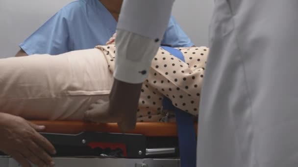 Professionele Team Arts Verpleegkundige Assistent Haast Nemen Spoedeisende Patiënt Gaan — Stockvideo