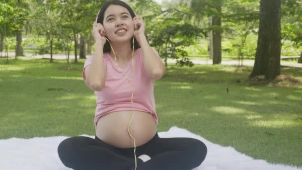 Happiness Young Asian Woman Pregnant Sitting Listening Music Relaxation Park — Wideo stockowe
