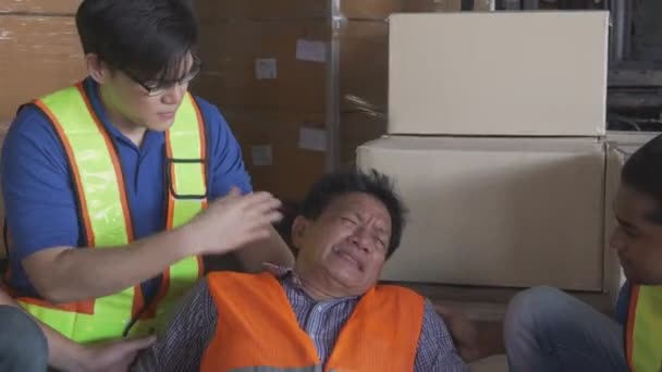 Pracovní Úraz Zraněnými Zatímco Kolegové Pomáhají Skladu Továrně První Pomoc — Stock video