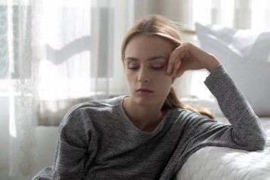 Kafkasyalı genç kadın depresyonda ve evde zihinsel sorunları var, duygu ve olumsuzluk, kadın yalnızlığı ve endişe hayal kırıklığı, ifade ve umutsuzluk, yaşam tarzı konsepti.