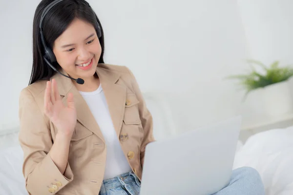年轻的亚洲女人用笔记本电脑与网友进行视频会议距离 女商人用视频通话与社交网络 商业和交流理念见面 — 图库照片
