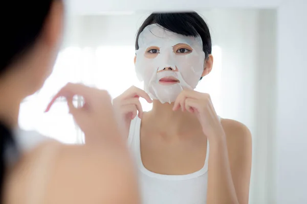 Wanita Asia Muda Yang Cantik Dengan Lembaran Masker Wajah Dan — Stok Foto