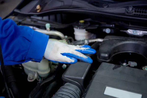 Nahaufnahme Hände Des Menschen Ist Mechaniker Reparatur Motor Des Autos — Stockfoto