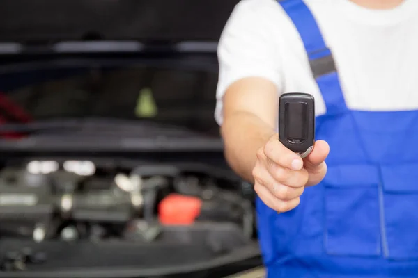 Closeup Hands Mechanic Giving Key Repair Car Garage Auto Service — Photo