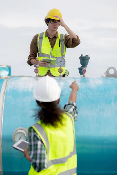 Young Woman Man Engineer Examining Pipeline Talking Factory Mechanic Technician — Foto de Stock