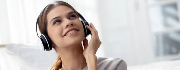 Щаслива Молода Жінка Навушниках Слухає Музику Під Час Використання Ноутбука — стокове фото