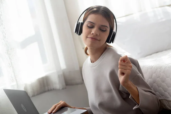Jovem Feliz Usando Fones Ouvido Ouvindo Música Enquanto Usa Computador — Fotografia de Stock