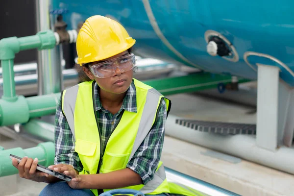 Young Woman Engineer Examining Pipeline Looking Digital Tablet Professional Factory — Foto Stock