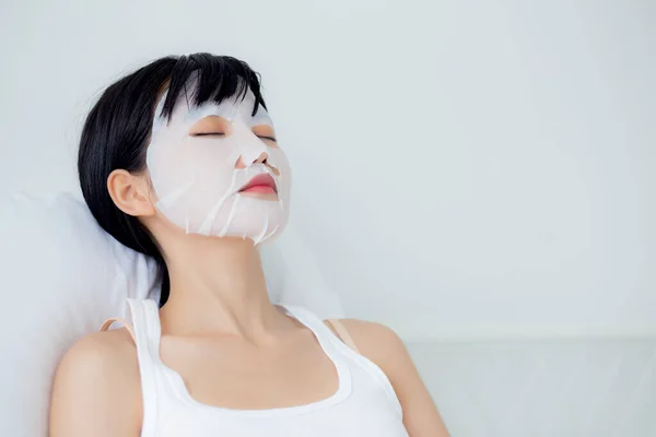 Bella Giovane Donna Asiatica Con Lenzuolo Maschera Facciale Dormire Sul — Foto Stock