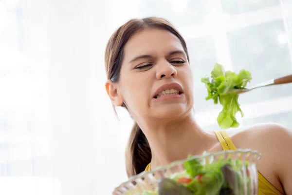 Mladá Běloška Sedí Pohovce Zeleninový Salát Zatímco Cítí Odpor Znechucený — Stock fotografie