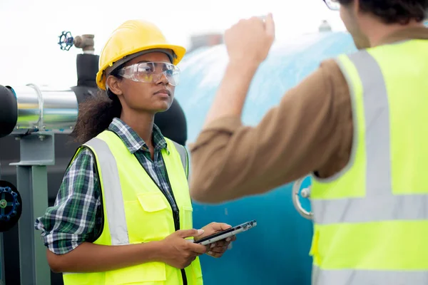 Young Woman Man Engineer Examining Pipeline Looking Digital Tablet Factory — Stockfoto
