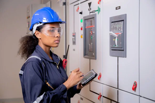 Electrical Young Asian Woman Engineer Examining Maintenance Cabinet System Electric — Foto de Stock