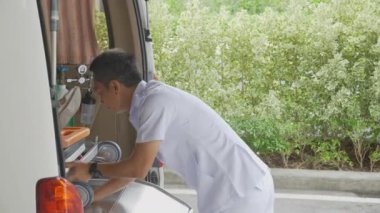 Profesyonel doktor, hemşire ya da asistan. Acil durumu ambulanstan çıkarın ve hastaneye sevk edin. Acil ve ilk yardım, sağlık ve sigorta konsepti..