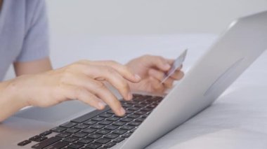 Kadının elleri, internette dizüstü bilgisayarla internetten internete alışveriş yapan, internete kredi kartı alan, e-ticaret yapan mutlu kız ödemesi yapan, finans işlemleri, iş konsepti.