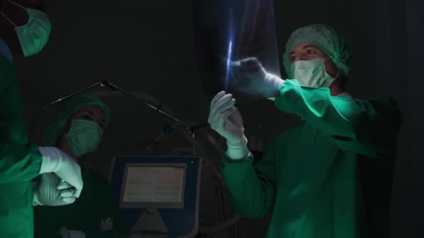 Reunião Especialistas Equipe Cirurgiões Discussão Para Tratamento Cirurgia Paciente Enquanto — Vídeo de Stock