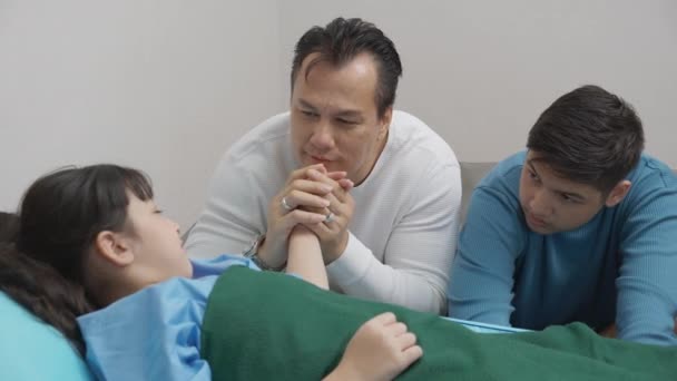 Gezin Met Kinderen Ziek Het Bed Terwijl Mama Papa Broer — Stockvideo