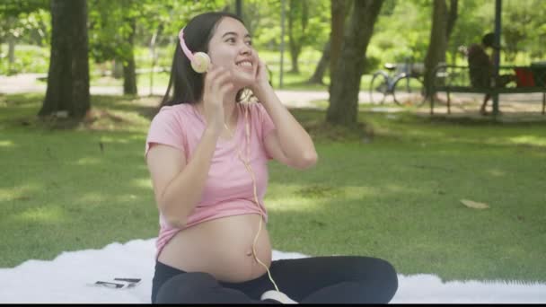 Happiness Young Asian Woman Pregnant Sitting Listening Music Relaxation Park — Stock videók