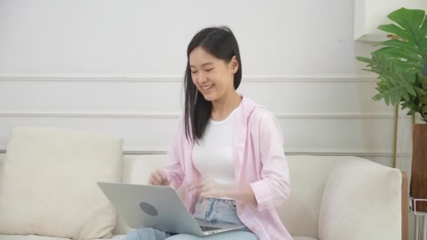 Felicidade Jovem Asiático Mulher Sentado Sofá Trabalhando Computador Portátil Terminar — Vídeo de Stock