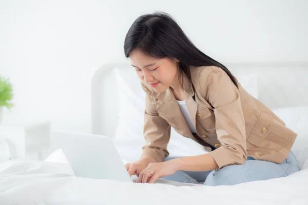 Hermosa Mujer Asiática Joven Sentada Cama Usando Computadora Portátil Que — Foto de Stock
