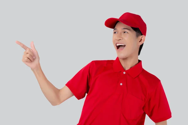 Joven Hombre Asiático Uniforme Rojo Gorra Pie Presentando Con Excitado — Foto de Stock