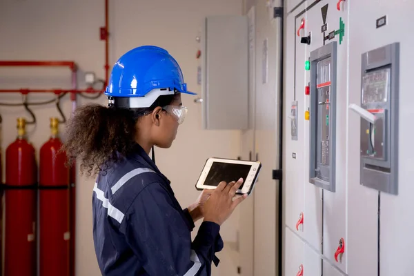 Electrical Young Asian Woman Engineer Examining Maintenance Cabinet System Electric — 스톡 사진