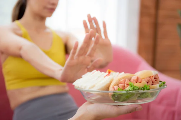 Mãos Que Servem Comida Jovem Mulher Caucasiana Fazendo Sinal Dizer — Fotografia de Stock