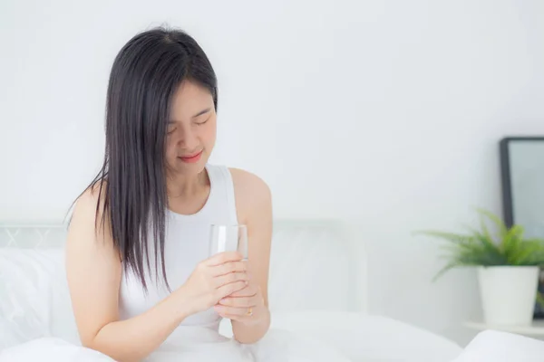 Linda Jovem Mulher Asiática Sentada Cama Segurando Água Vidro Bebendo — Fotografia de Stock