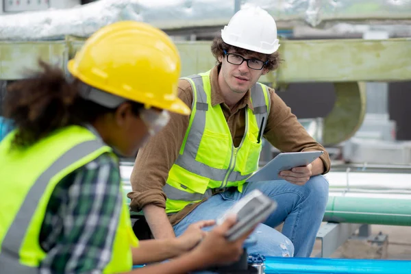 Young Woman Man Engineer Examining Pipeline Looking Digital Tablet Factory — Foto de Stock