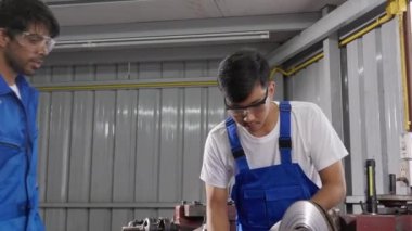 İki genç adam zımparalama veya demir ve hi beş endüstriyel fabrika, mekanik iş yaparken metal cilalama, erkek alet, mühendis ve ekipman, işçilik ve çelik fabrikası, sanayi konsepti.