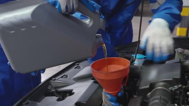 Крупным Планом Руки Механика Заливают Моторное Масло Двигатель Автомобиля Гараже — стоковое видео