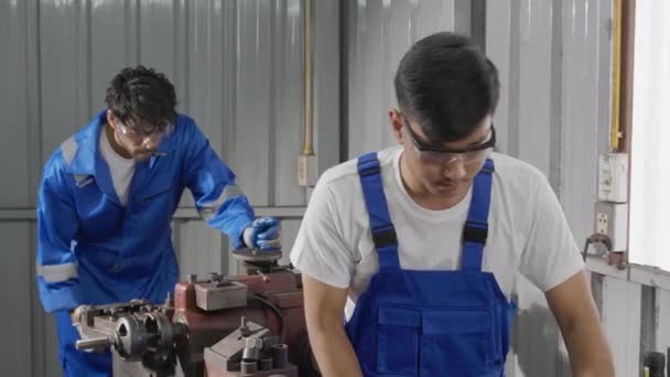 Dois Jovens Lixar Ferro Quebrar Fábrica Industrial Trabalho Mecânico Enquanto — Vídeo de Stock