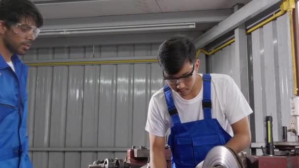 Dois Jovens Lixar Ferro Cinco Fábrica Industrial Trabalho Mecânico Enquanto — Vídeo de Stock