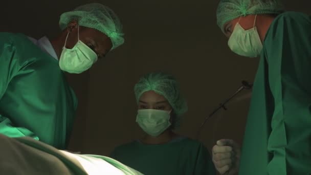 病院の手術室で手術の準備をしながら 外科チームの専門家会議や患者の緊急時のための議論 プロの医師の会話 医療の概念 — ストック動画