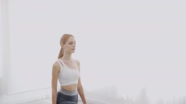 Kas bacağı ve elleri için esneme egzersizi yapan genç kadın motivasyon ve azim, spor, spor, dinlenme ve sağlık konsepti için spor.