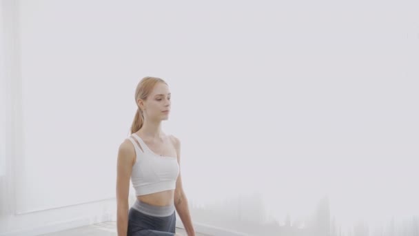 Jonge Vrouw Workout Met Het Vasthouden Van Halter Doen Stretching — Stockvideo