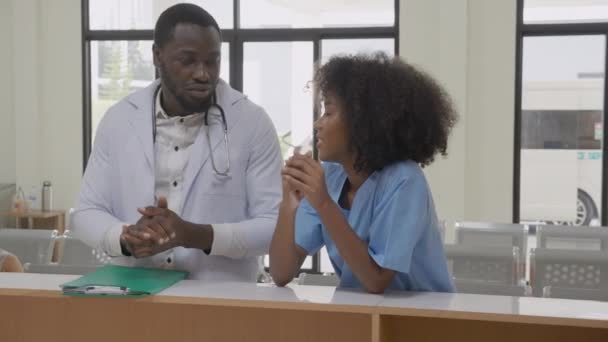 Афроамериканський Лікар Який Розмовляє Шукає Документ Про Пацієнта Медсестрою Або — стокове відео
