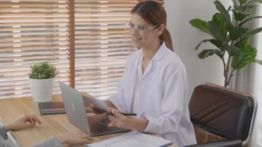 Genç kadın doktor, klinikte hastalık ve hastalık teşhisi için hastayla konuşuyor ve tartışıyor, doktor hasta ve görünüş belgesi hakkında açıklama ve danışmanlık yapıyor, tıbbi konsept.