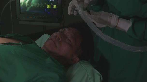Mains Rapprochées Médecin Assistant Tenant Masque Oxygène Avec Urgence Dans — Video